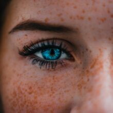 5 produse cosmetice pe care să le iei cu tine oriunde