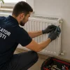 Instalator care repară instalații sanitare într-un apartament din Sector 2 București